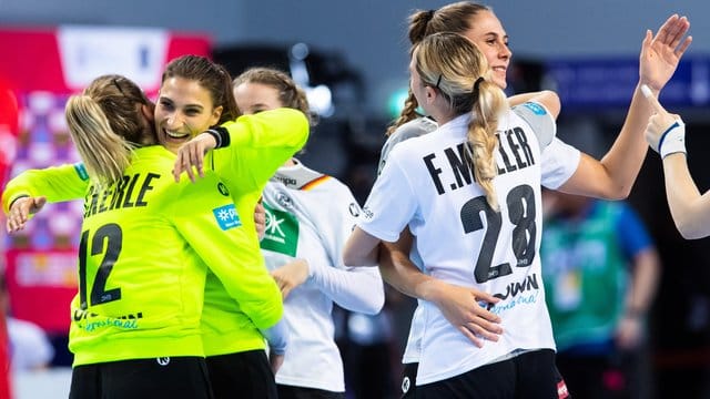 Die deutschen Handball-Frauen feiern das Erreichen der EM-Hauptrunde in Frankreich. Die deutschen Handball-Frauen feiern das Erreichen der EM-Hauptrunde in Frankreich.