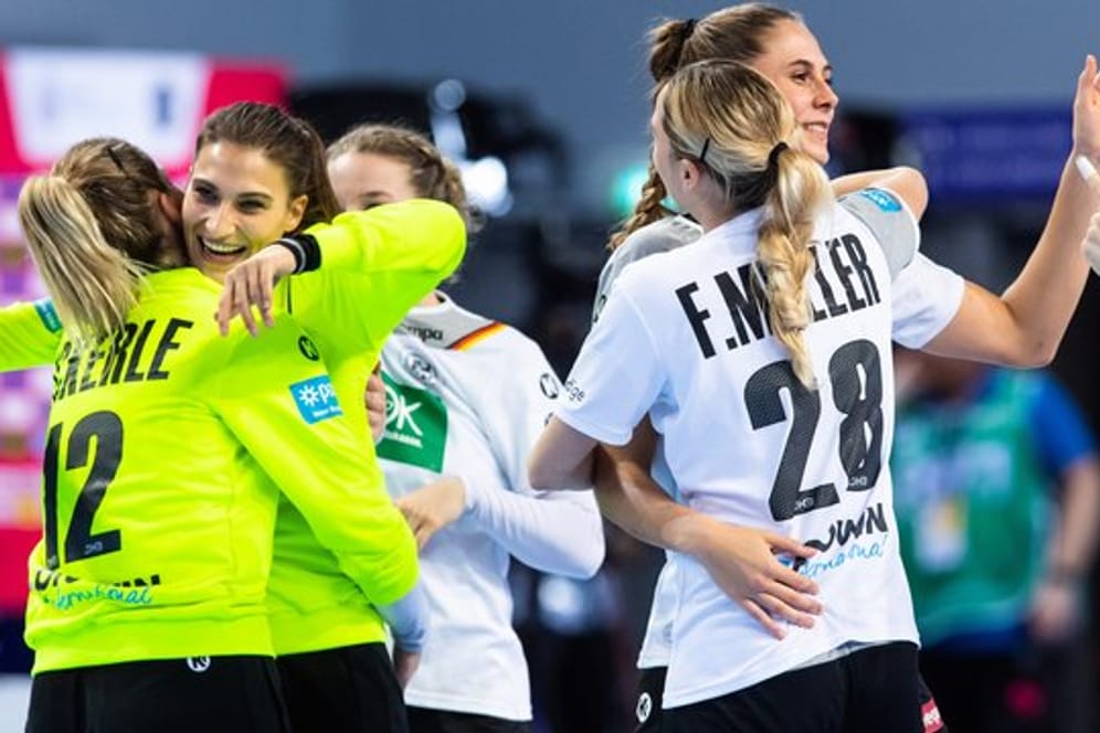 Die deutschen Handball-Frauen feiern das Erreichen der EM-Hauptrunde in Frankreich.