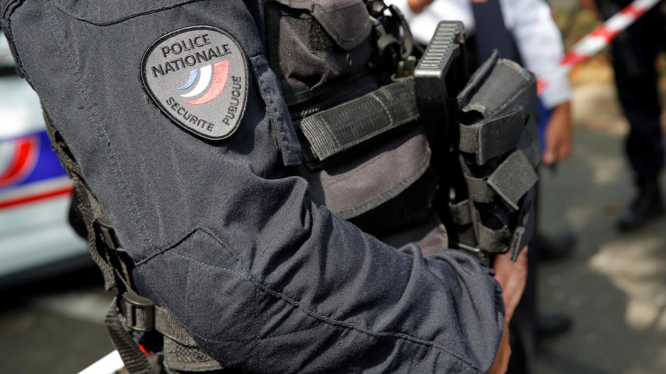 Ein französischer Polizist in Paris: An einer Hochschule ist offenbar ein Lehrer erstochen worden.