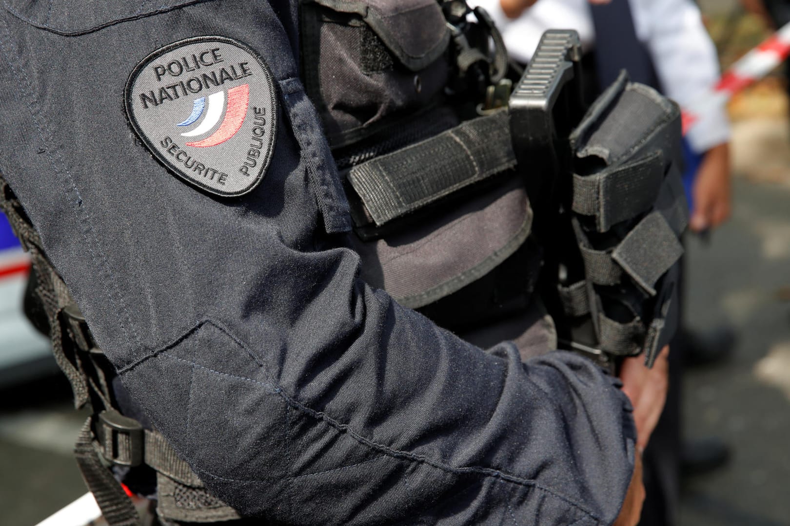 Ein französischer Polizist in Paris: An einer Hochschule ist offenbar ein Lehrer erstochen worden.