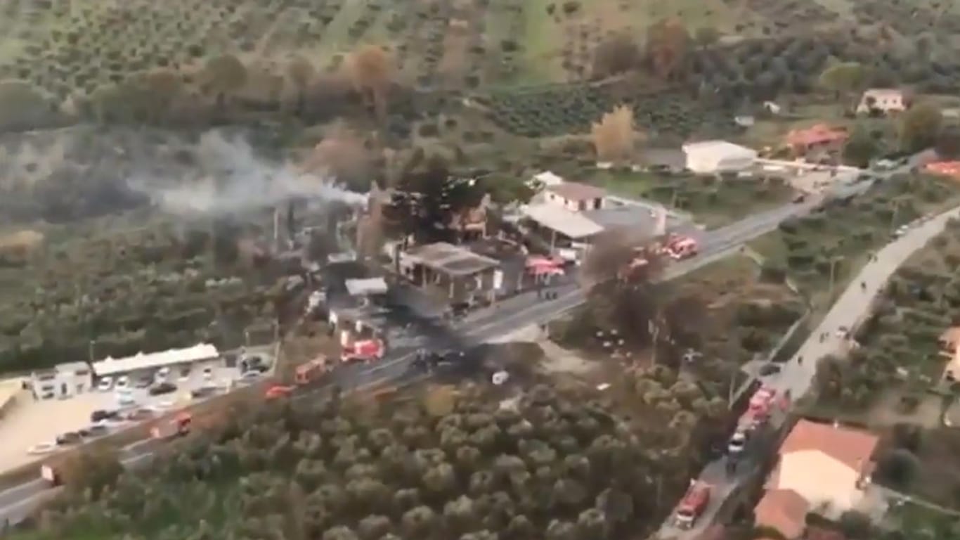 Die explodierte Tankstelle bei Rom: Luftaufnahmen aus einem Feuerwehr-Helikopter zeigen das Ausmaß der Zerstörung.