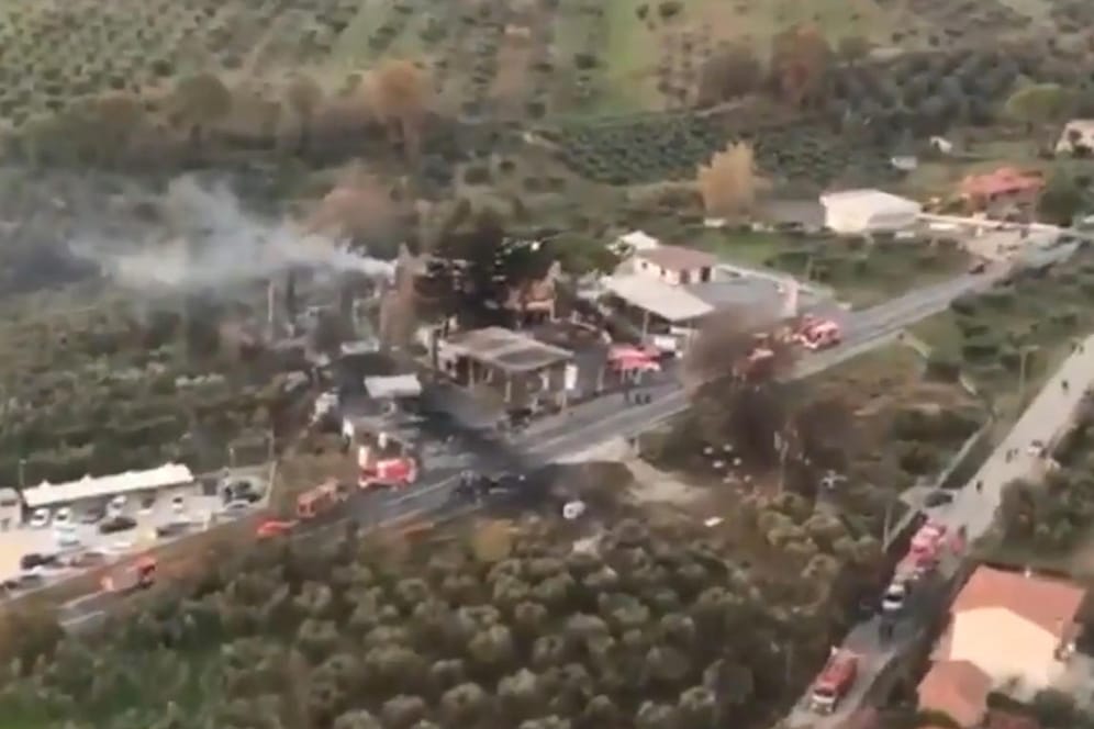 Die explodierte Tankstelle bei Rom: Luftaufnahmen aus einem Feuerwehr-Helikopter zeigen das Ausmaß der Zerstörung.
