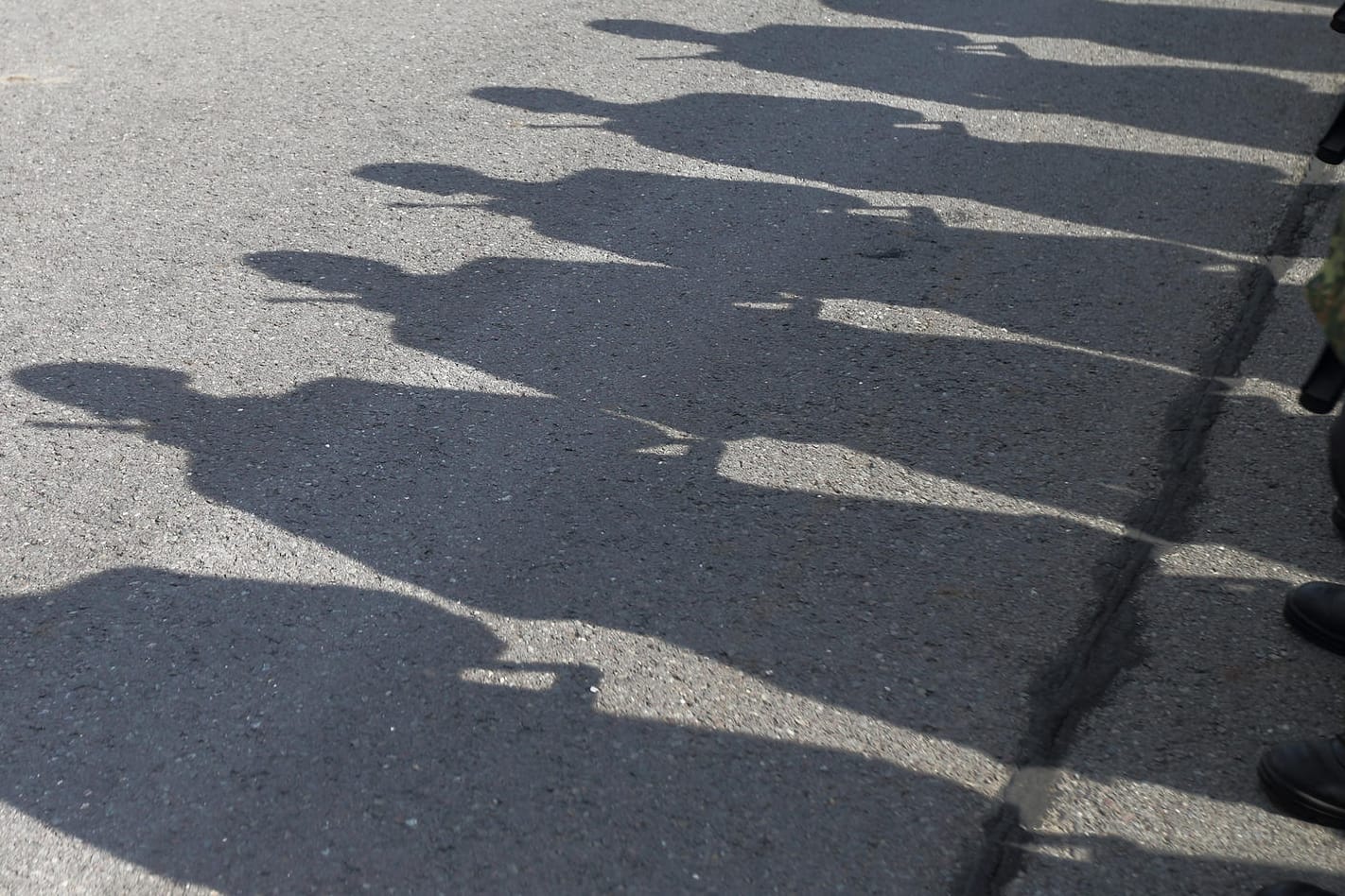 Schatten von Soldaten der Bundeswehr: Medienberichte nähren den Verdacht, dass ein kleiner Teil der Sicherheitskräfte ein rechtsextremes Netzwerk aufgebaut haben könnte.