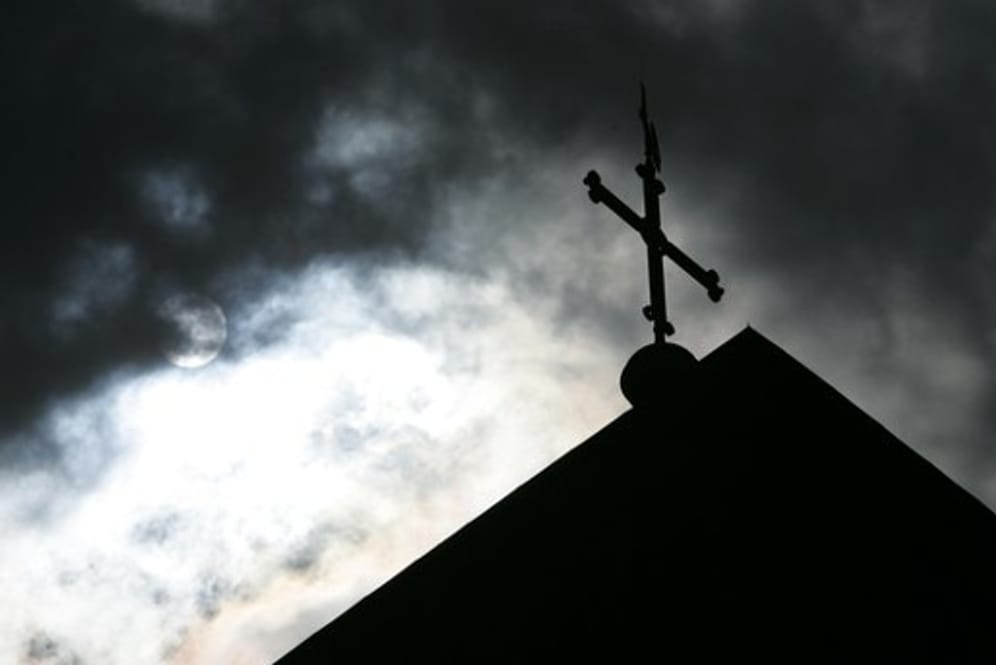 Kirchturmspitze des Doms mit Kreuz: Strafanzeigen wegen der mehr als 3600 juristisch nicht aufgearbeiteten Missbrauchsfälle in der katholischen Kirche beschäftigen Staatsanwaltschaften in ganz Deutschland.
