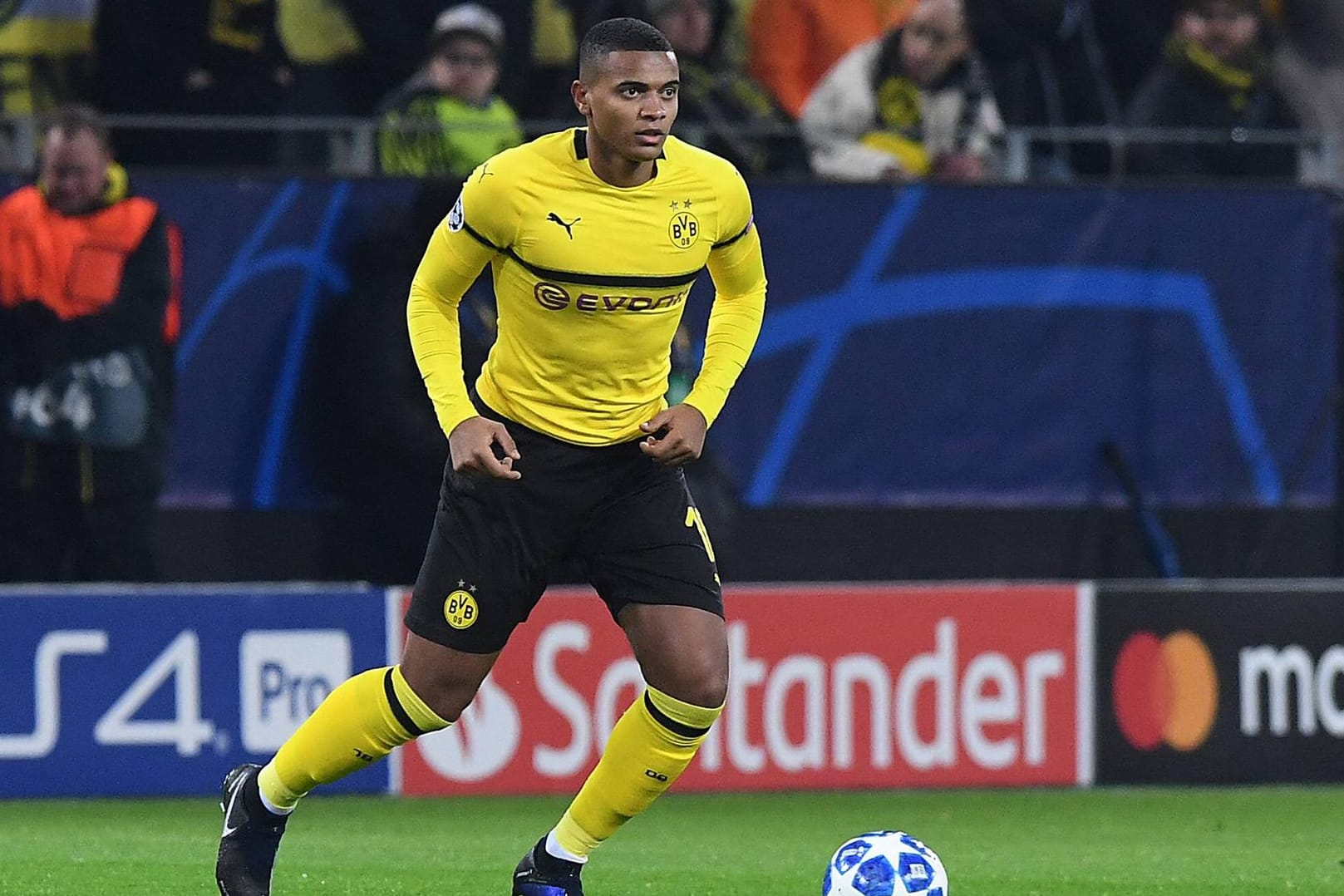 Will mit dem BVB Pokale in die Luft stemmen: Manuel Akanji.