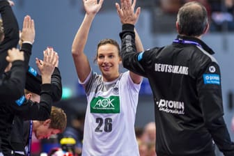 Angie Geschke (m., mit der Nummer 26) und Henk Groener feiern den Sieg gegen Tschechien.