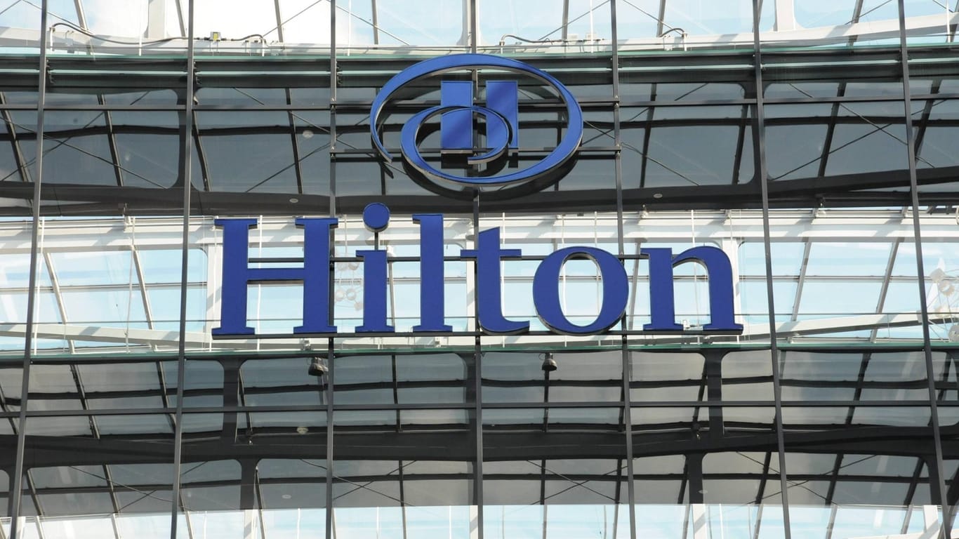 Logo der Hilton Hotels (Symbolbild): Eine Frau hat die Hotelkette verklagt, weil sie in einer Dusche dort gefilmt wurde.