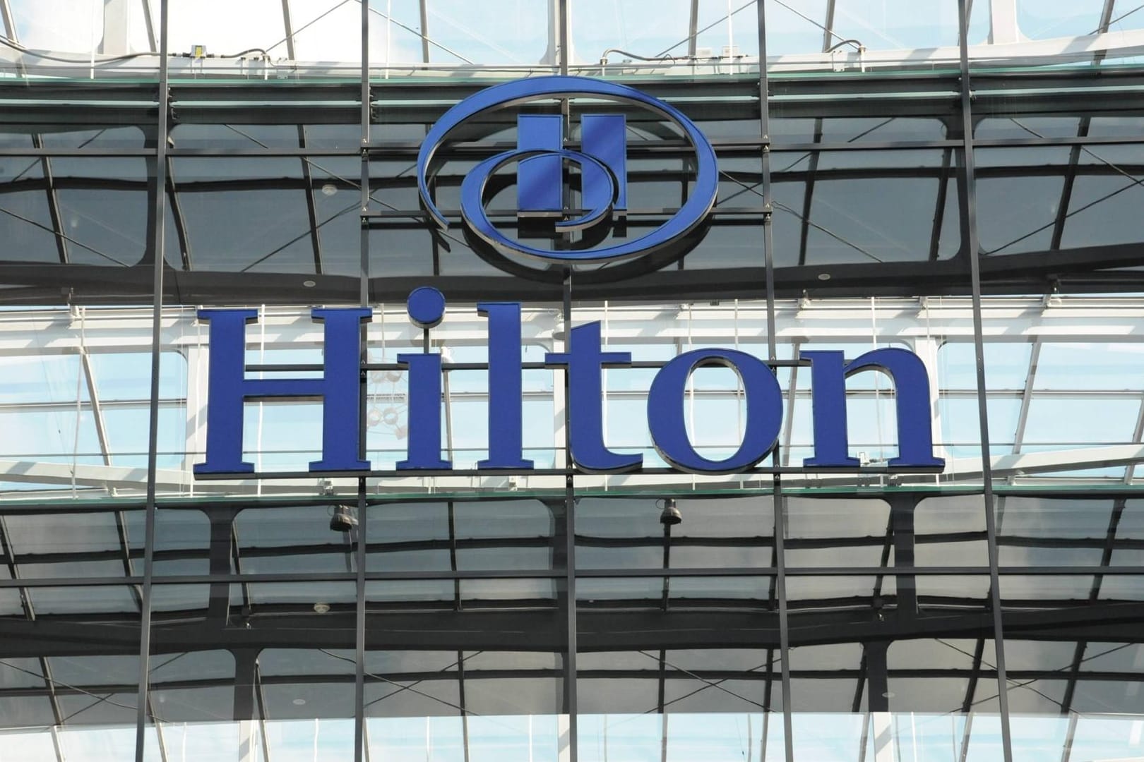Logo der Hilton Hotels (Symbolbild): Eine Frau hat die Hotelkette verklagt, weil sie in einer Dusche dort gefilmt wurde.