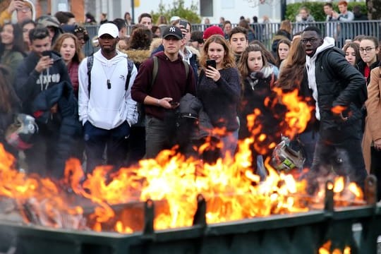Mittlerweile gibt es auch Proteste an französischen Gymnasien, Schüler wehren sich gegen Reformen im Bildungsbereich.