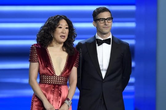 Sandra Oh und Andy Samberg werden im Januar die Golden Globes moderieren.