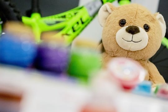 Der vernetzte Teddybär war der Stiftung Warentest wegen der ungesicherten Funkverbindung zwischen Smartphone und Spielzeug negativ aufgefallen.