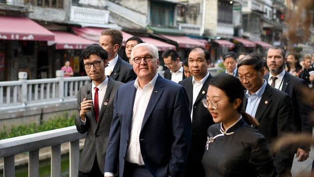 Bundespräsident Frank-Walter Steinmeier bummelt mit Ma Nan (r. Bundespräsident Frank-Walter Steinmeier bummelt mit Ma Nan (r.