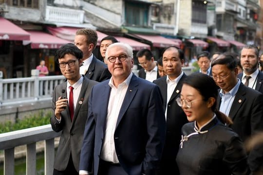 Bundespräsident Frank-Walter Steinmeier bummelt mit Ma Nan (r.