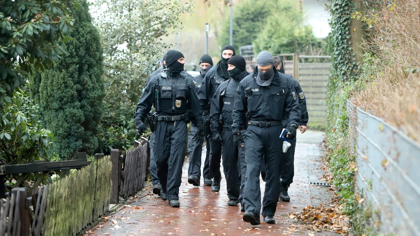 Vermummte Polizisten bei der Razzia in Bremen: Rund 400 Beamte waren wegen des Verdachts des organisierten Diebstahls im Einsatz.