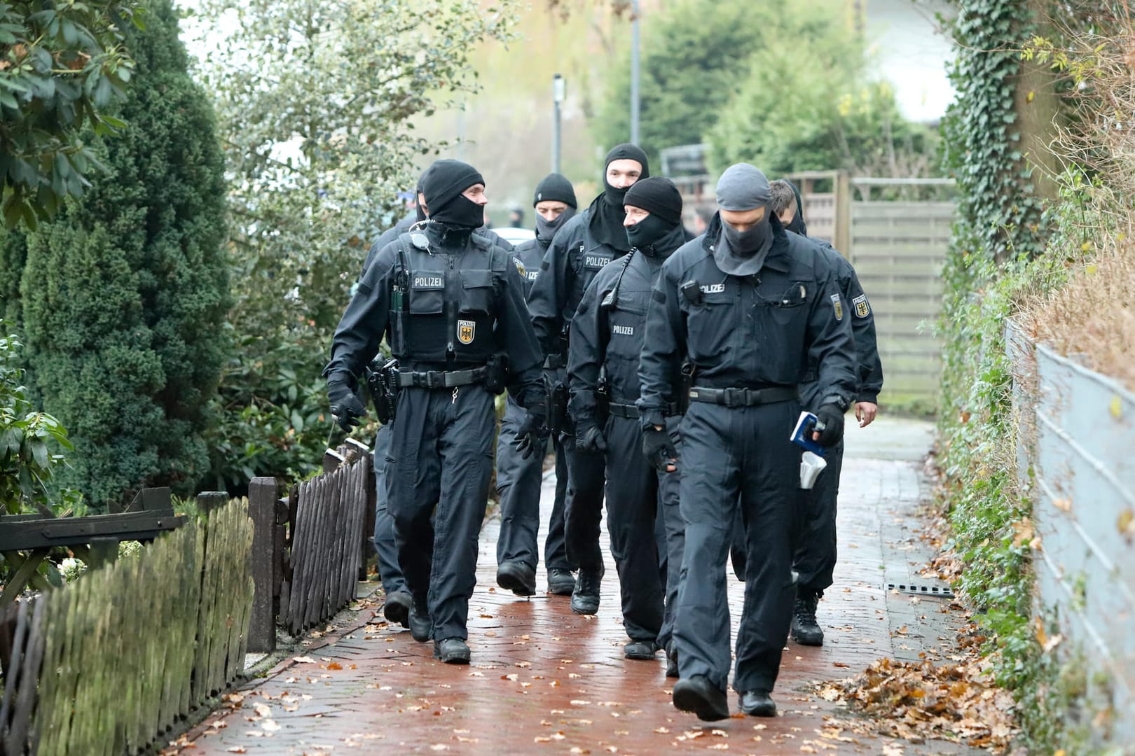 Vermummte Polizisten bei der Razzia in Bremen: Rund 400 Beamte waren wegen des Verdachts des organisierten Diebstahls im Einsatz.
