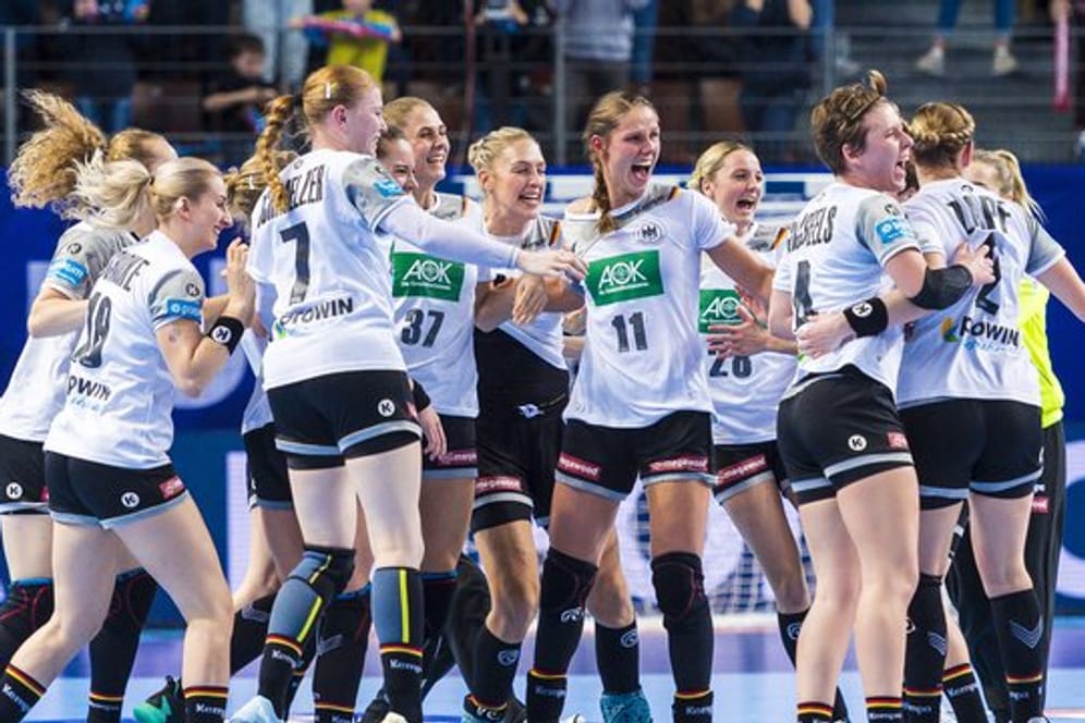 Die deutschen Spielerinnen feiern nach dem Abpfiff den Sieg über Tschechien.