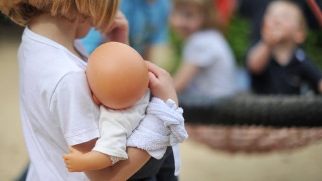 Eltern sollten bei smartem Spielzeug sicherstellen, dass sich Mikrofon und Kamera auch deaktivieren lassen. Eltern sollten bei smartem Spielzeug sicherstellen, dass sich Mikrofon und Kamera auch deaktivieren lassen.