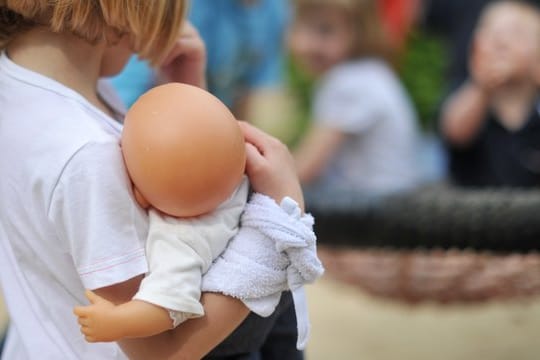 Eltern sollten bei smartem Spielzeug sicherstellen, dass sich Mikrofon und Kamera auch deaktivieren lassen.