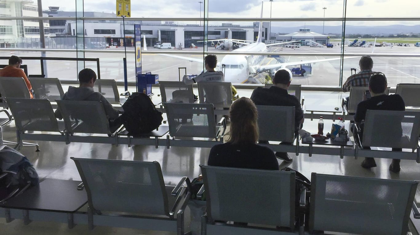 Passagiere warten am Flughafen: Die beiden Airlines flogen für Reiseveranstalter Charterflüge in beliebte Urlaubsdestinationen.