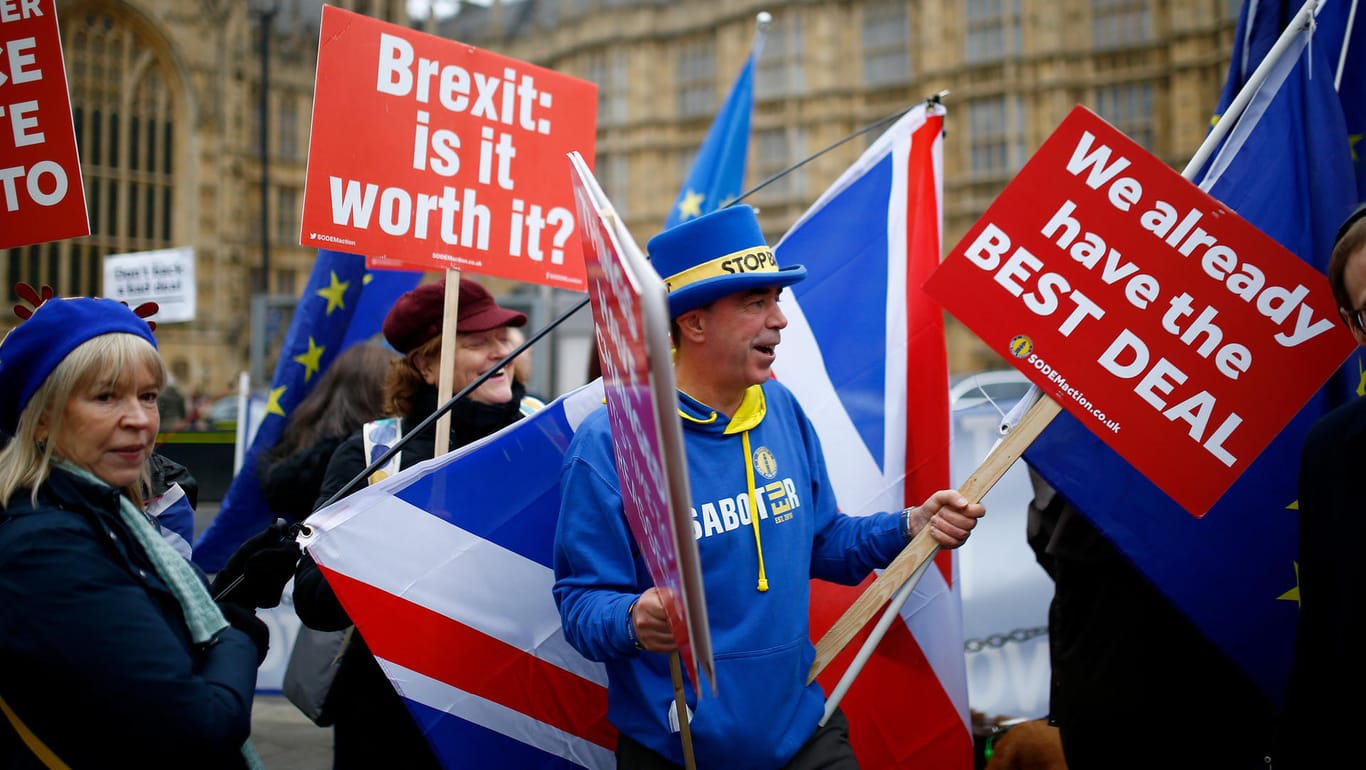 "Ist es das wert?": Brexit-Gegner demonstrieren vor dem Parlament in London.