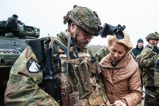 Verteidigungsministerin Ursula von der Leyen lässt sich von einem Soldaten ein Navigationsgerät erklären.