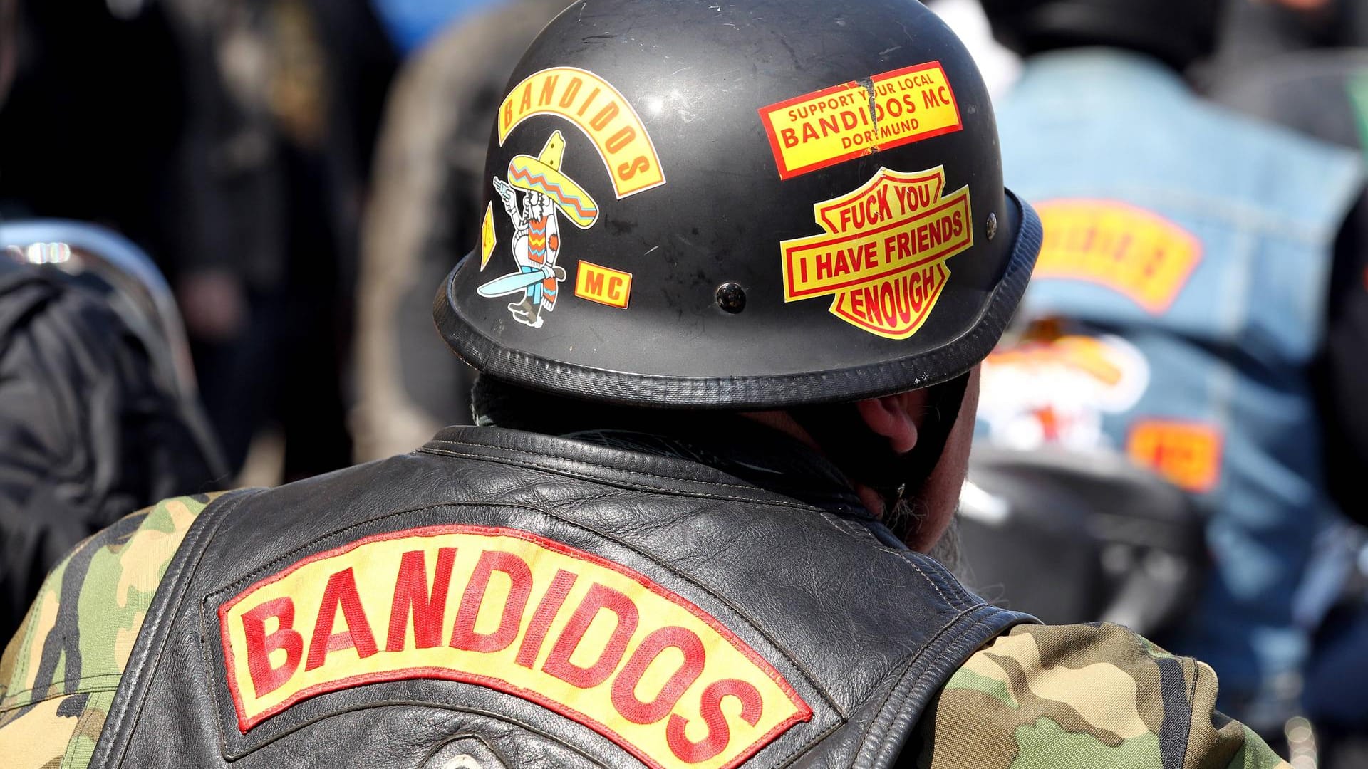 Ein Bandidos-Rocker (Symbolfoto): Die Polizei ist gegen die Rockergruppe im Ruhrgebiet vorgegangen.