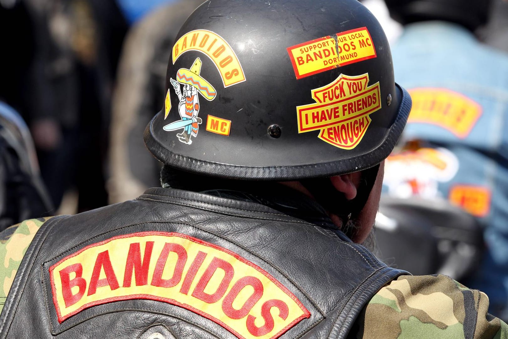 Ein Bandidos-Rocker (Symbolfoto): Die Polizei ist gegen die Rockergruppe im Ruhrgebiet vorgegangen.