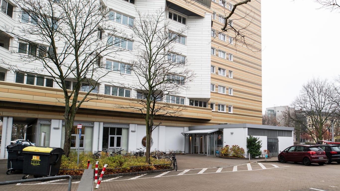 Wohnhaus in Hamburg-Altona: Hier soll ein 49-Jähriger seine Ehefrau mit einem Messer getötet haben.