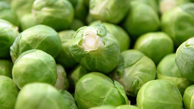 Rosenkohl: Frischen Rosenkohl erkennt man daran, dass seine Blätter dicht geschlossen und die Röschen fest sind.