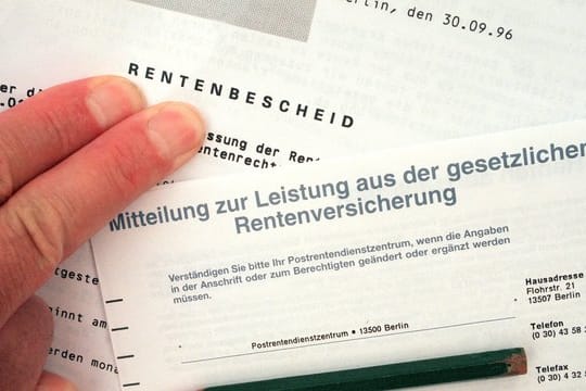 Rentenbescheide: Zumindest derzeit ist die Rente mehr als sicher. Rentenbescheide: Zumindest derzeit ist die Rente mehr als sicher.