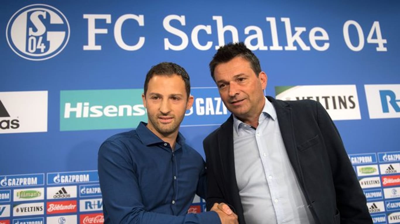 Schalkes Sportvorstand Christian Heidel (r) baut darauf, dass Trainer Domenico Tedesco mit dem FC Schalke den Dortmunder eine Niederlage beibringen wird.