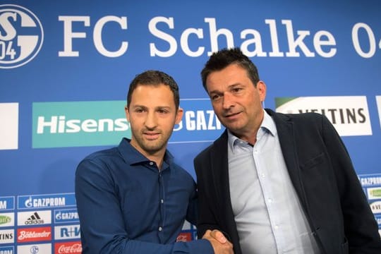 Schalkes Sportvorstand Christian Heidel (r) baut darauf, dass Trainer Domenico Tedesco mit dem FC Schalke den Dortmunder eine Niederlage beibringen wird.