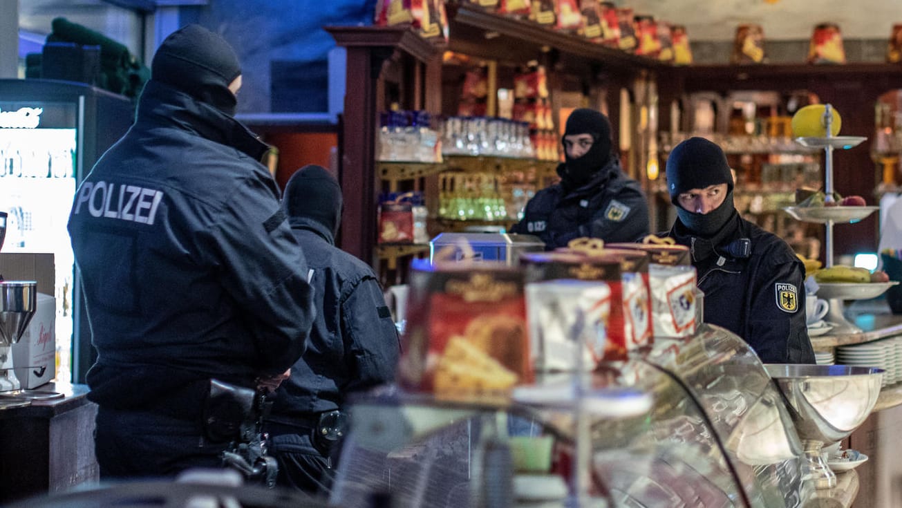 Polizisten durchsuchen im Rahmen der Groß-Razzia gegen die italienische Mafia eine Eisidiele in Duisburg: Laut Ermittlern sollen deutsche Beamte Dienstgeheimnisse an Mafiamitglieder weitergegeben haben.