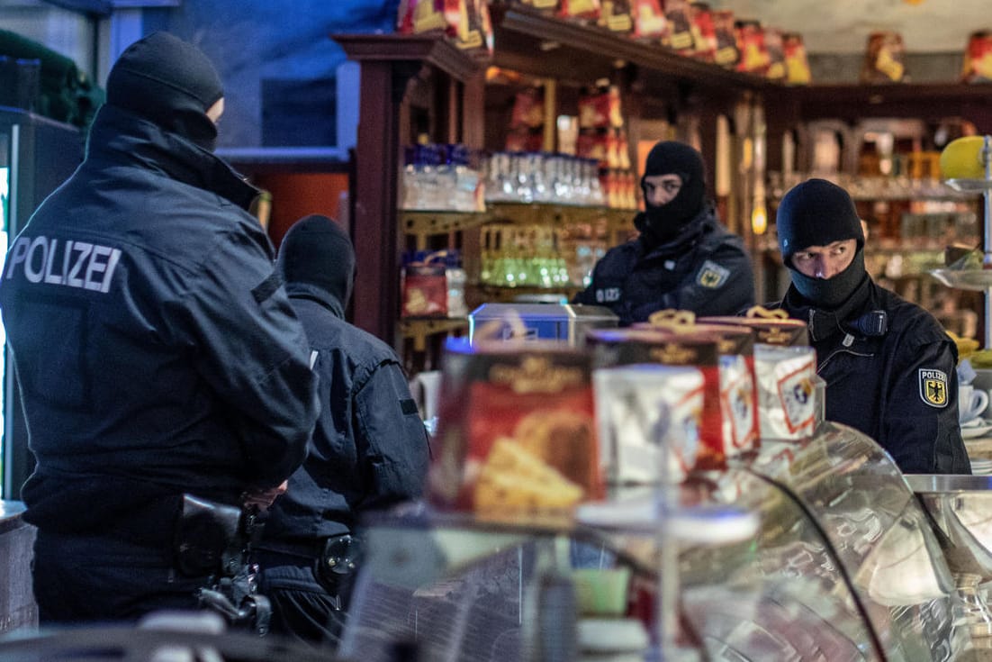Polizisten durchsuchen im Rahmen der Groß-Razzia gegen die italienische Mafia eine Eisidiele in Duisburg: Laut Ermittlern sollen deutsche Beamte Dienstgeheimnisse an Mafiamitglieder weitergegeben haben.