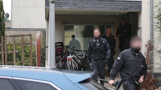 Polizisten verlassen das Wohnhaus eines Italieners in Pulheim: Bei den großangelegten Razzien waren 440 Beamte beteiligt. Polizisten verlassen das Wohnhaus eines Italieners in Pulheim: Bei den großangelegten Razzien waren 440 Beamte beteiligt.