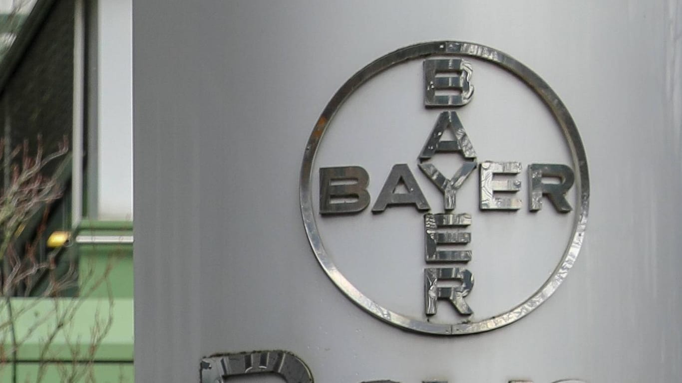 Das Bayerkreuz vor dem Wuppertaler Werk: Offenbar fallen in der Stadt noch mehr Stellen weg.