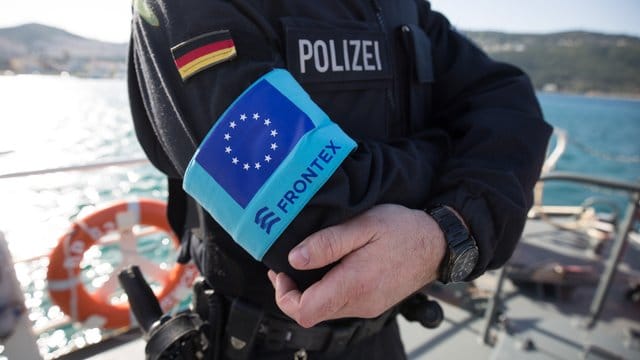 Ein Beamter der Bundespolizei wartet auf dem Vordeck des Streifenboots BP 62 "Uckermark" auf eine erste Erkundungsfahrt rund um die griechische Insel Samos.