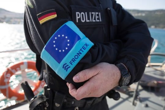 Ein Beamter der Bundespolizei wartet auf dem Vordeck des Streifenboots BP 62 "Uckermark" auf eine erste Erkundungsfahrt rund um die griechische Insel Samos.