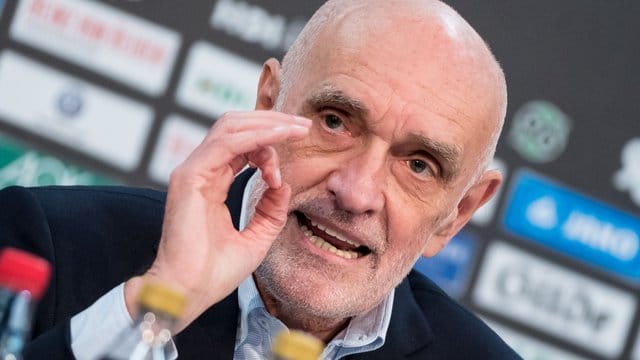 Bei den 96-Fans nicht sonderlich beliebt: Vereinsboss Martin Kind.