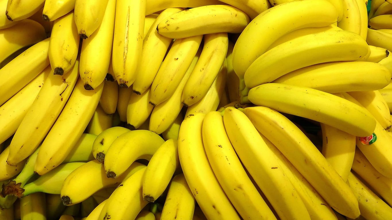 Bananen im Supermarkt (Symbolbild): Es ist nicht der erste Fall von mit Nadeln versetzten Früchten in diesem Jahr. Erst im September wurden in Australien Erdbeeren sichergestellt, in denen Nähnadeln steckten.