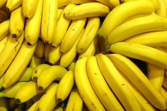 Bananen im Supermarkt (Symbolbild): Es ist nicht der erste Fall von mit Nadeln versetzten Früchten in diesem Jahr. Erst im September wurden in Australien Erdbeeren sichergestellt, in denen Nähnadeln steckten.