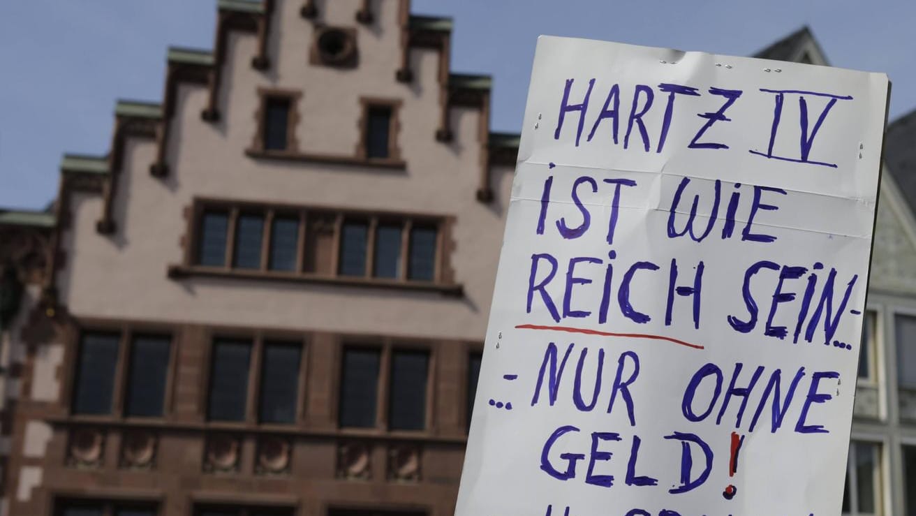 Demonstration gegen Hartz IV in Frankfurt: Die Sanktionspraxis der Jobcenter steht seit Langem in der Kritik.