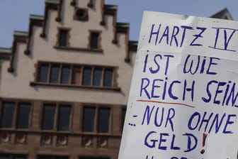 Demonstration gegen Hartz IV in Frankfurt: Die Sanktionspraxis der Jobcenter steht seit Langem in der Kritik.