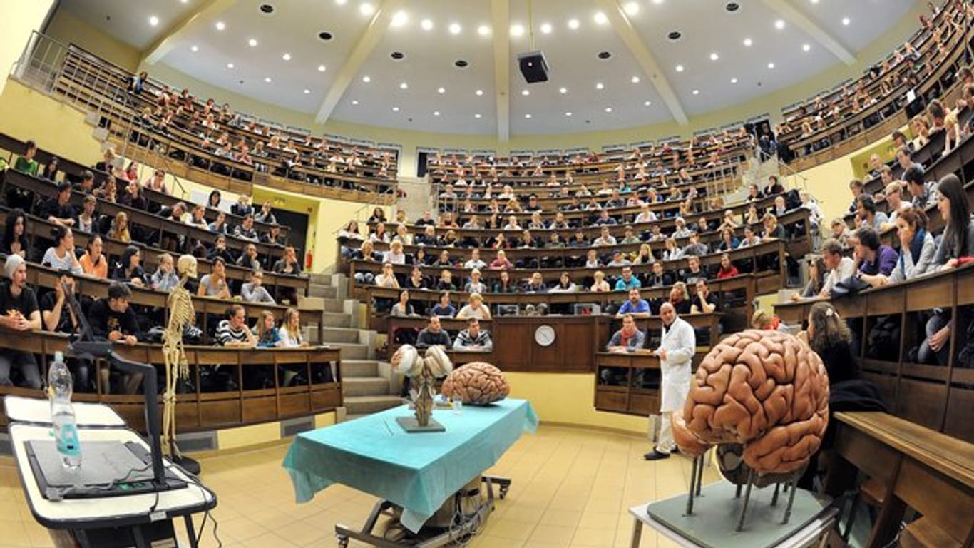 Vorlesung zu Neuroanatomie im historischen Hörsaal am Institut für Anatomie der Universität Leipzig.