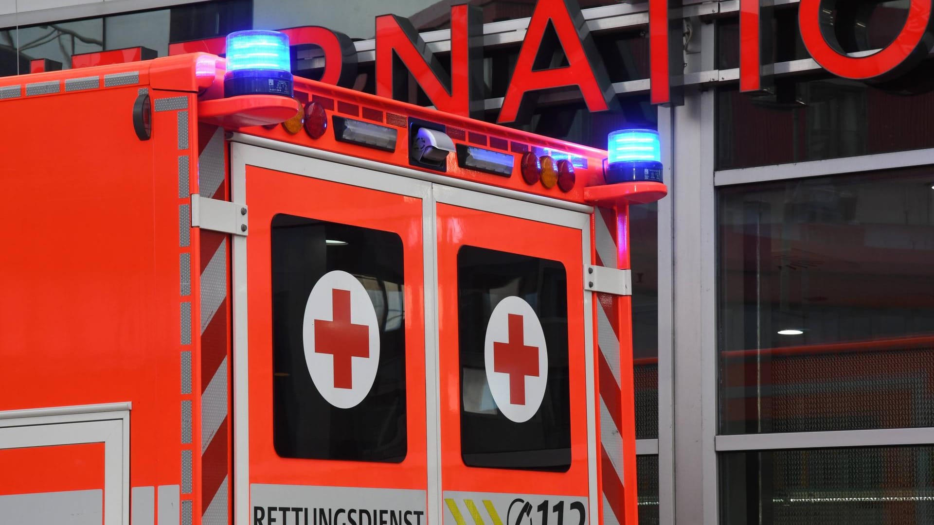 Notarztwagen vor einer Notaufnahme (Symbolbild): Auf den Notarztwagen konnte dieser Patient verzichten – er ist selbst mit dem Auto und einem Messer in der Brust ins Krankenhaus gefahren. Notarztwagen vor einer Notaufnahme (Symbolbild): Auf den Notarztwagen konnte dieser Patient verzichten – er ist selbst mit dem Auto und einem Messer in der Brust ins Krankenhaus gefahren.