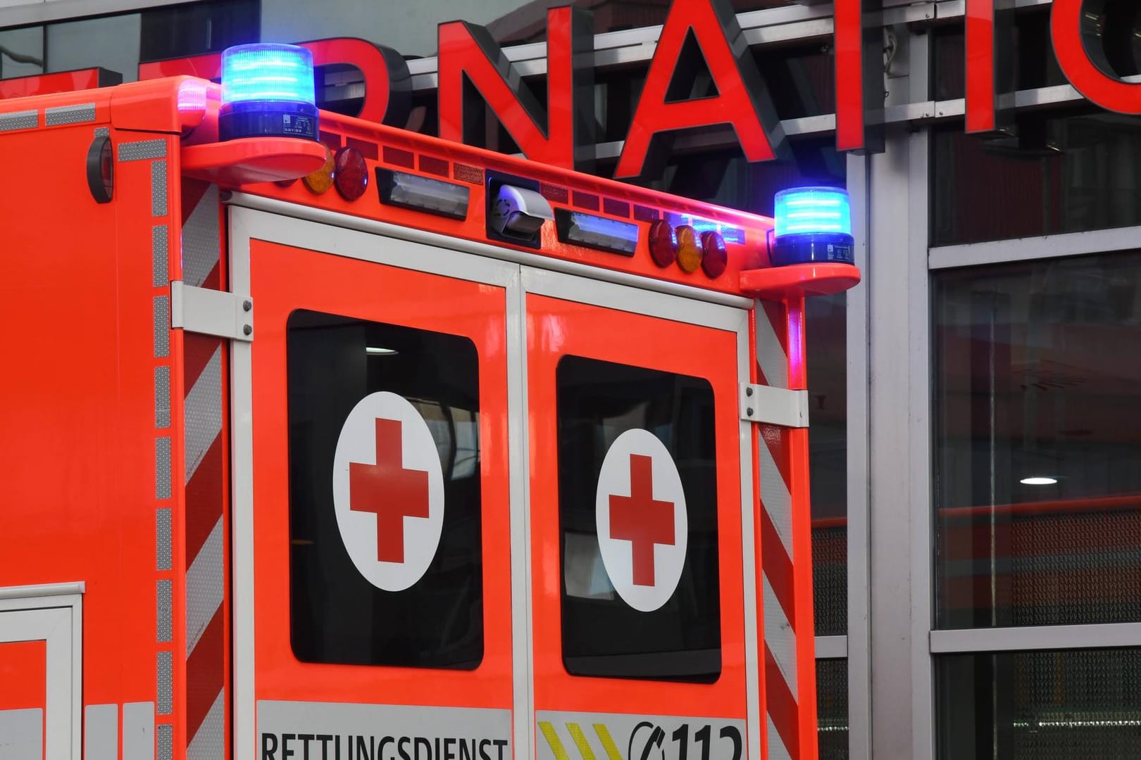 Notarztwagen vor einer Notaufnahme (Symbolbild): Auf den Notarztwagen konnte dieser Patient verzichten – er ist selbst mit dem Auto und einem Messer in der Brust ins Krankenhaus gefahren.