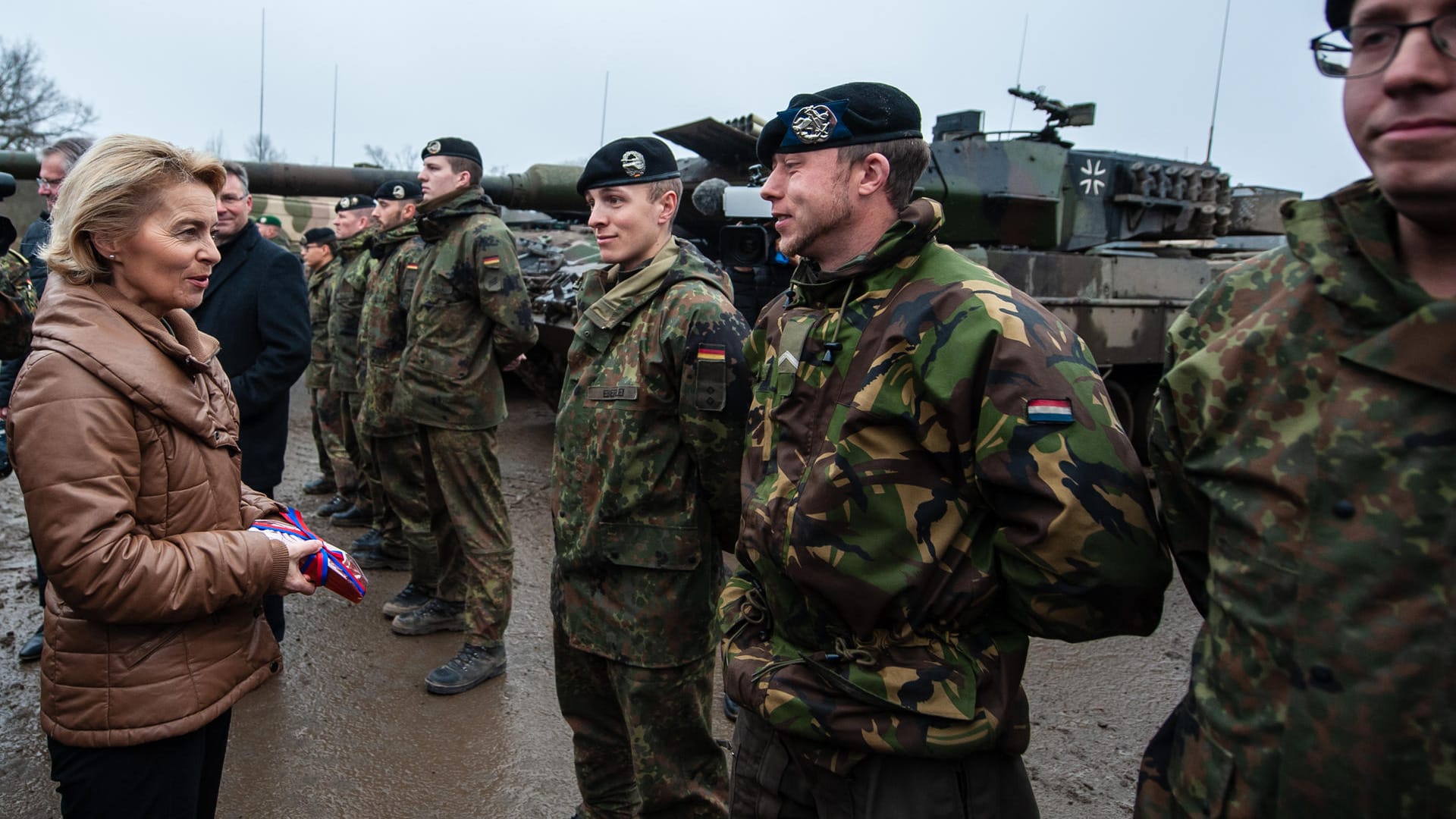 Ursula von der Leyen (CDU, l) spricht bei ihrem Besuch des Ausbildungszentrum der Bundeswehr mit Soldaten: In Munster, am größten Standort des Heeres wird der Führungsnachwuchs der Panzer-, der Panzergrenadier- und der Heeresaufklärungstruppe ausgebildet.