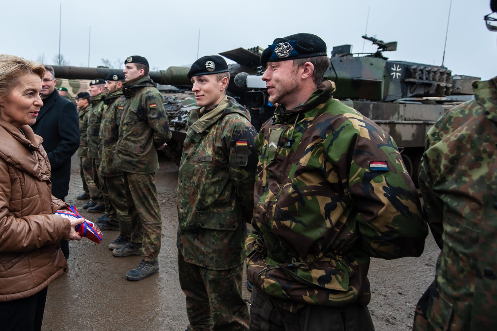 Ursula von der Leyen (CDU, l) spricht bei ihrem Besuch des Ausbildungszentrum der Bundeswehr mit Soldaten: In Munster, am größten Standort des Heeres wird der Führungsnachwuchs der Panzer-, der Panzergrenadier- und der Heeresaufklärungstruppe ausgebildet.