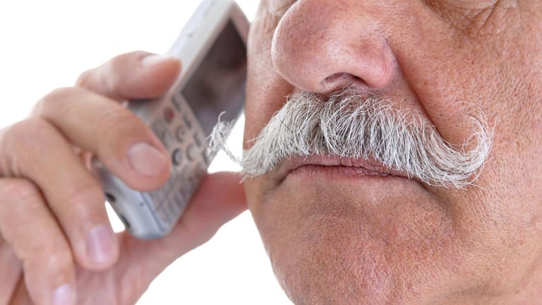 Rentner beim Telefonieren (Symbolbild): Immer wieder werden Rentner und Rentnerinnen am Telefon von angeblichen Verwandten um hohe Geldsummen betrogen – in diesem Fall hat sich der Betrüger als Polizist ausgegeben.