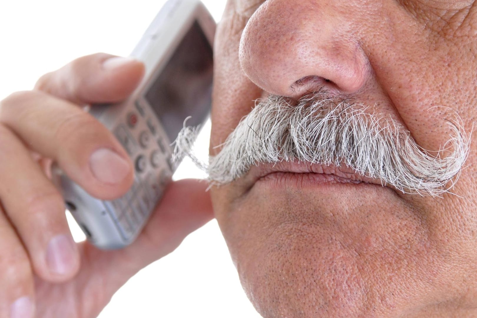 Rentner beim Telefonieren (Symbolbild): Immer wieder werden Rentner und Rentnerinnen am Telefon von angeblichen Verwandten um hohe Geldsummen betrogen – in diesem Fall hat sich der Betrüger als Polizist ausgegeben.